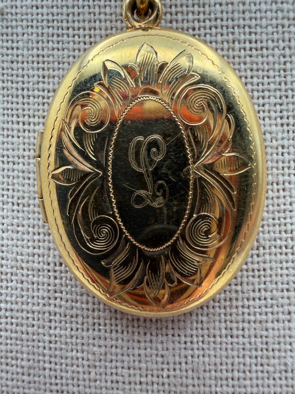 vintage 12k yellow gold-filled oval photo locket by Walter E. Hayward Company